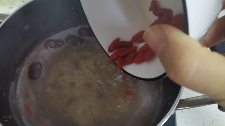 红豆小米粥,煮至粥浓稠,加入枸杞