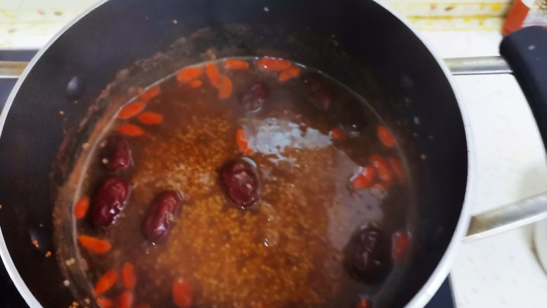 红豆小米粥,煮至红糖融化,搅拌均匀即可关火