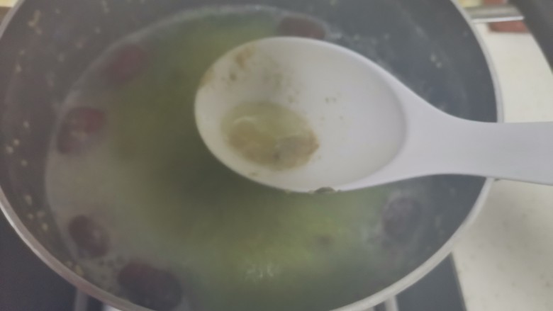 红豆小米粥,煮的时候,有浮沫飘起,用勺子撇出来了