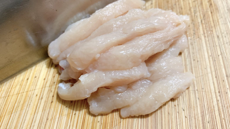 爆炒鸡胸肉,将鸡胸肉切成细丝。