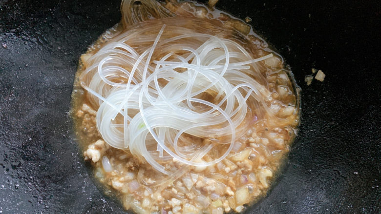 肉末粉条,沥干水分捞出,加入到酱汁中