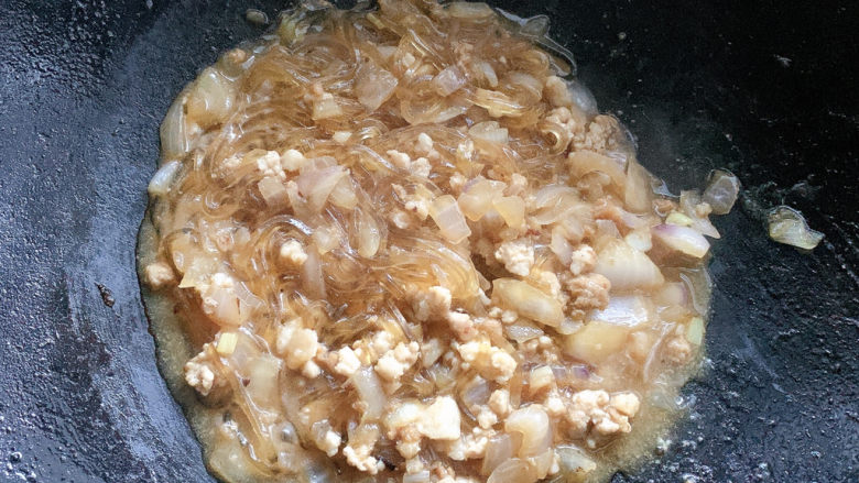 肉末粉条,搅拌均匀,大火收汁
