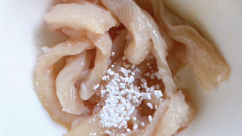 爆炒鸡胸肉,然后加适量淀粉搅拌均匀,这样能让鸡胸肉在炒的时候,口感更佳。