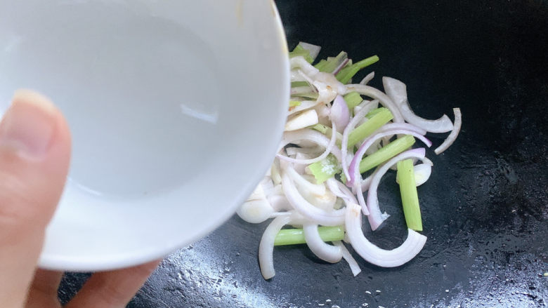 爆炒鸡胸肉,锅中加适量清水,翻炒至芹菜洋葱变软