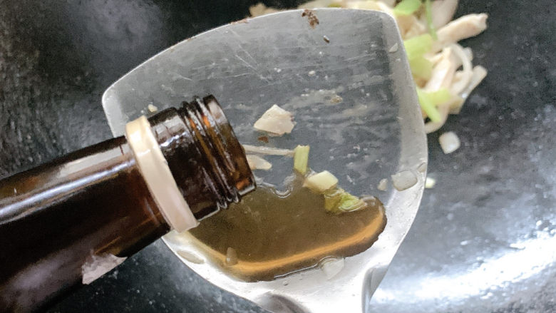 爆炒鸡胸肉,出锅前加适量料酒增香