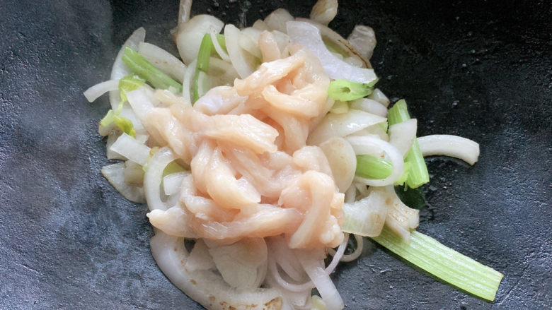 爆炒鸡胸肉,加入鸡胸肉丝快炒30秒