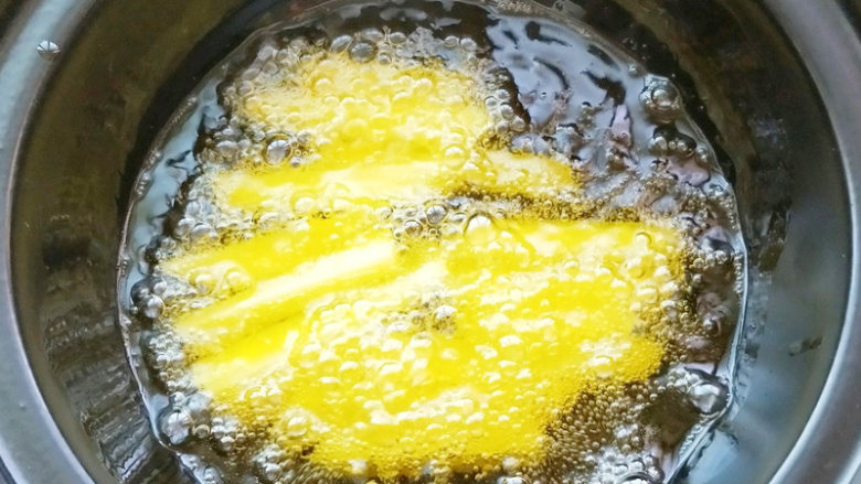 麻辣干锅龙虾,电陶炉开启煎炒健放入砂锅加热放入植物油,油温升起放入土豆条炸至微黄