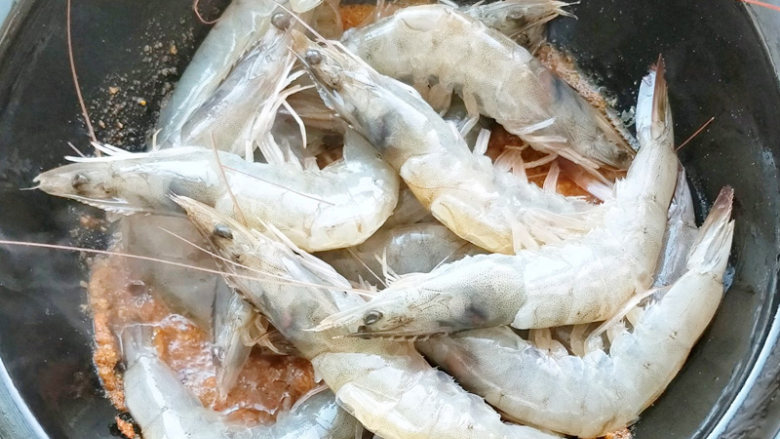麻辣干锅龙虾,放入青虾翻炒,放入少许料酒
