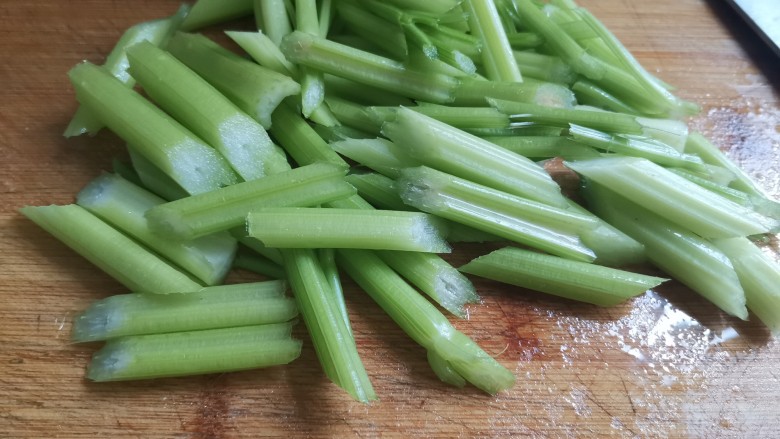 西芹炒鱿鱼,芹菜斜着切段