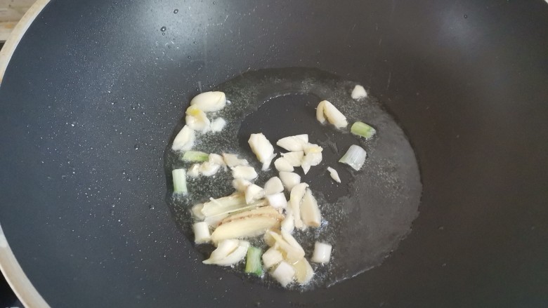 西芹炒鱿鱼,起锅烧油,下入葱姜蒜爆香