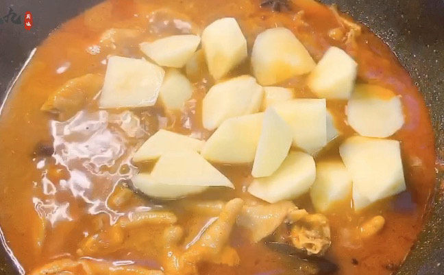 肉蟹煲,加入土豆块,先把土豆块煮熟