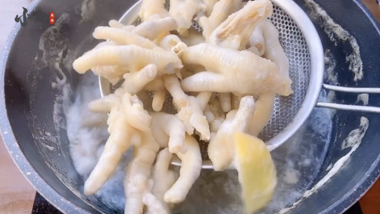 肉蟹煲,煮好的鸡爪捞出,用清水清洗一下,洗掉血沫和杂质备用