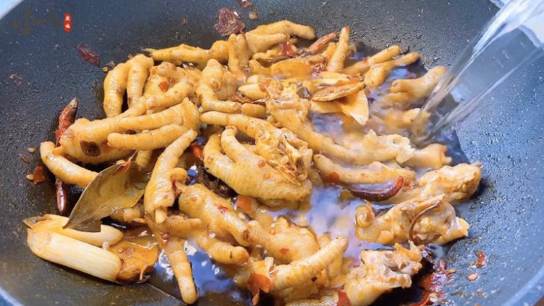 肉蟹煲,加入清水,没过鸡爪的量即可