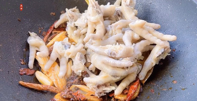 肉蟹煲,加入鸡爪,翻炒均匀