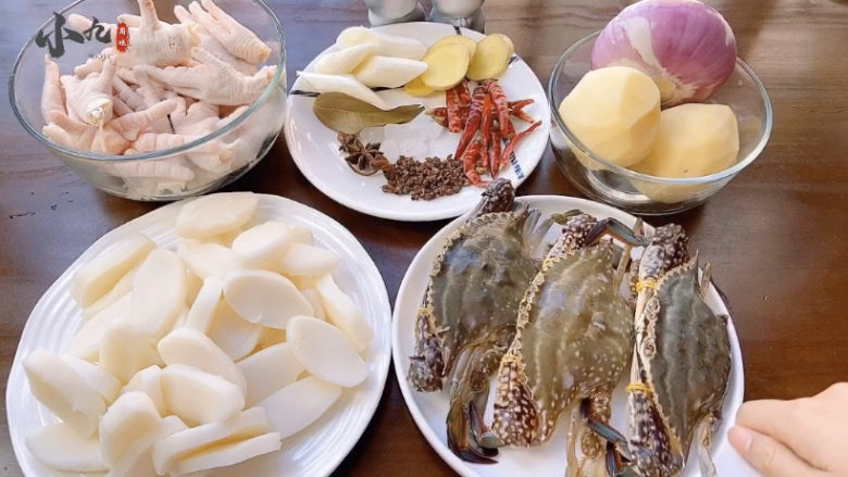 肉蟹煲,今天吃好吃的<a style='color:red;display:inline-block;' href='/shicai/ 1724'>肉蟹</a>煲,材料准备好,开整!
