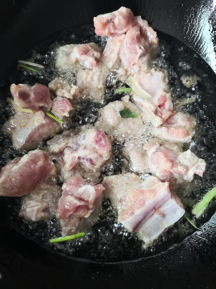椒盐排骨,油温6成热放入腌制好的排骨,小火慢炸