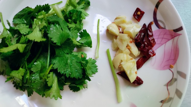 爆炒绿豆芽,蒜头拍碎,香菜,辣椒切好备用