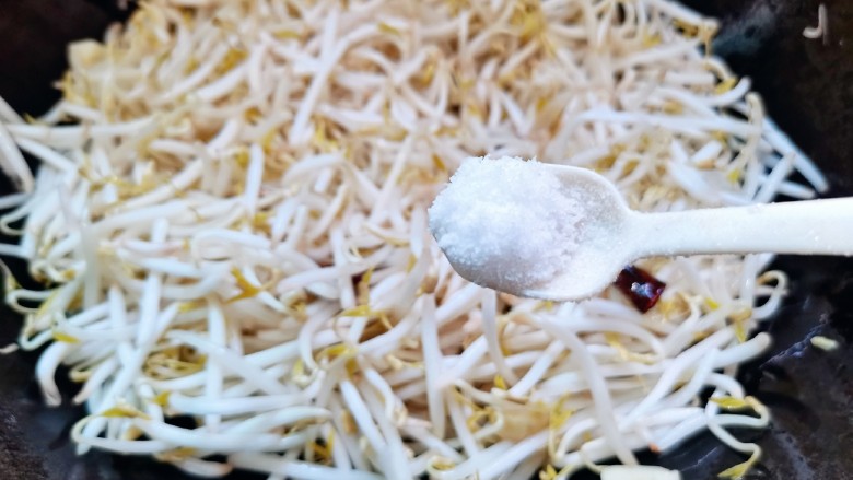 爆炒绿豆芽,翻炒至一会儿后,加适量的盐