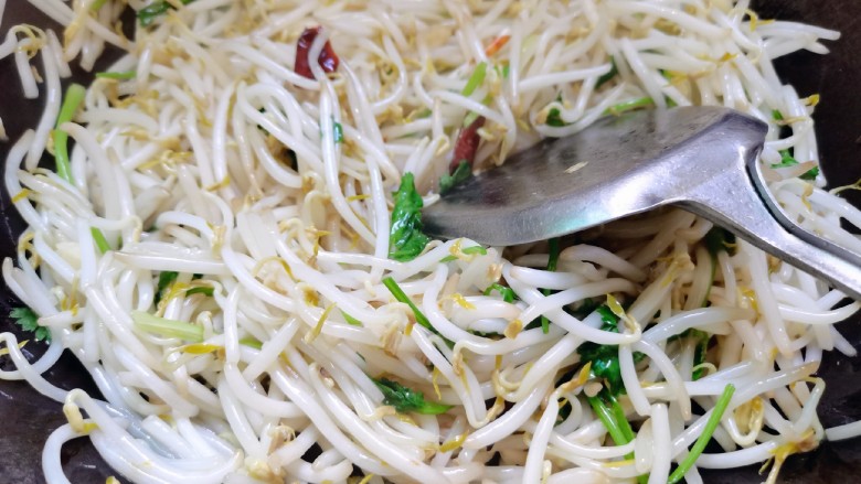 爆炒绿豆芽,最后翻炒均匀入味,熟了即可