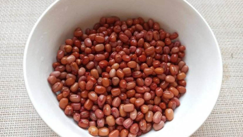 红豆小米粥,<a style='color:red;display:inline-block;' href='/shicai/ 3607'>红豆</a>是这种鼓鼓的,饱满的豆粒。