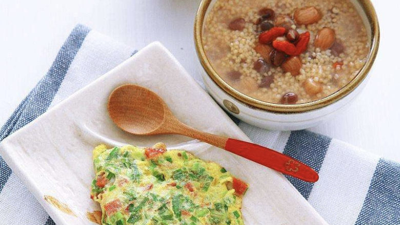 红豆小米粥,早晨煮一碗红豆小米粥,煎一个鸡蛋饼,是不是很不错呢?