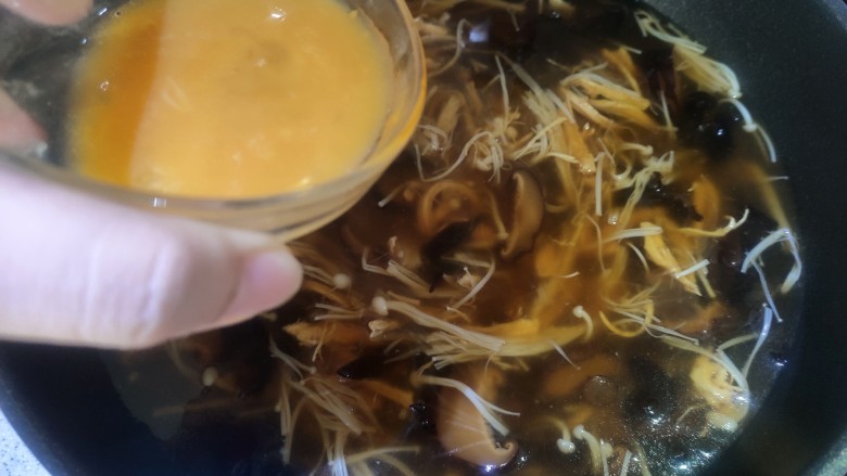 碗仔翅,关火,加入水淀粉,快速搅匀,然后加入鸡蛋液(加鸡蛋液时顺一个方向搅动锅里的汤可以形成蛋丝)