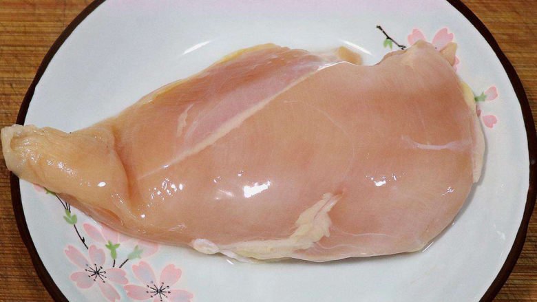 爆炒鸡胸肉,<a style='color:red;display:inline-block;' href='/shicai/ 101'>鸡胸肉</a>一块,洗干净备用。