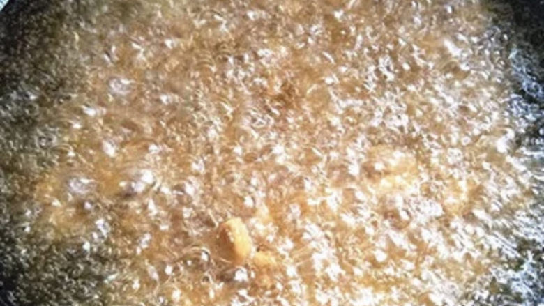 爆炒鸡胸肉,锅中添入适量油,先将腌制好了的鸡胸肉丁炸一下。