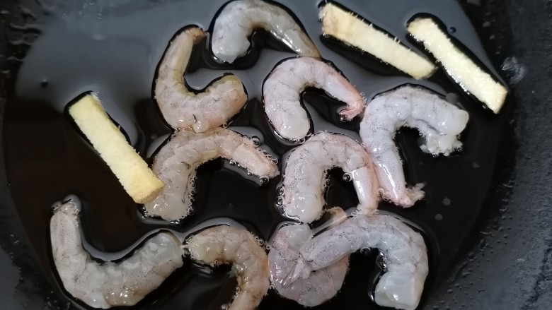 丝瓜炖豆腐,锅内放油烧热,放入虾仁翻炒