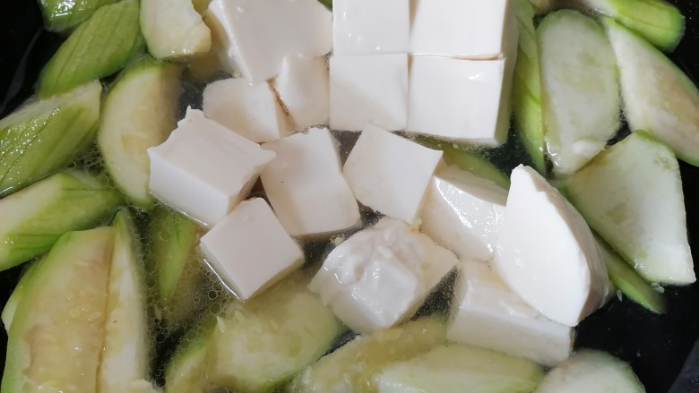 丝瓜炖豆腐,水烧开放入豆腐炖