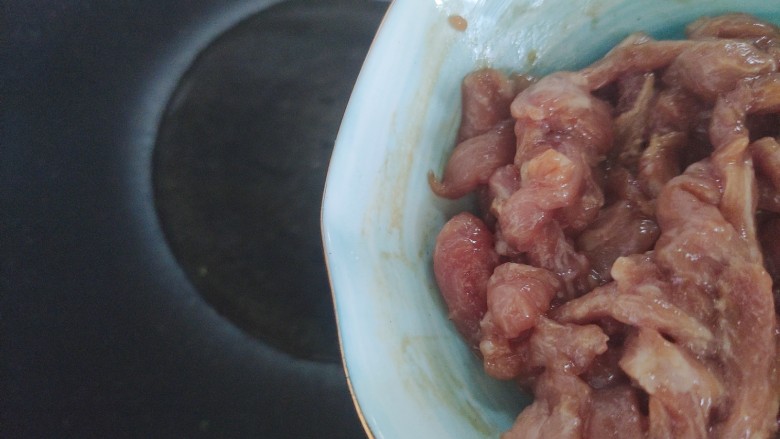 雪菜四季豆,待锅内油热,下猪肉丝