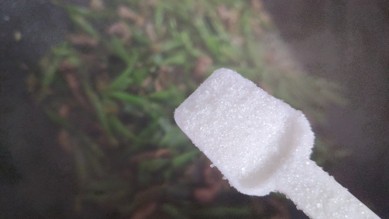 雪菜四季豆,加一小勺细砂糖,翻炒均匀即可