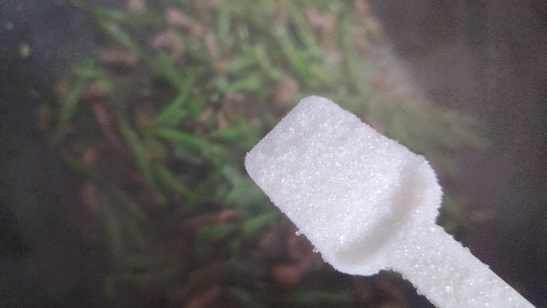 雪菜四季豆,加一小勺细砂糖，翻炒均匀即可