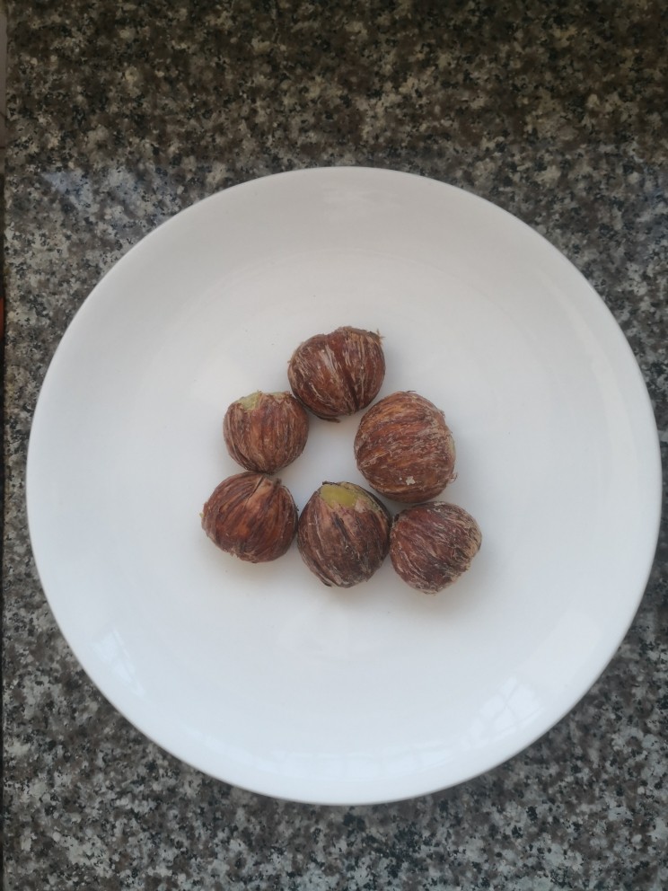 板栗鸭,板栗水煮3分钟,然后剥壳去皮