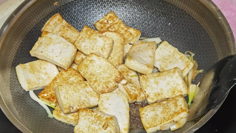 瑶柱烧豆腐,煎到二面金黄。