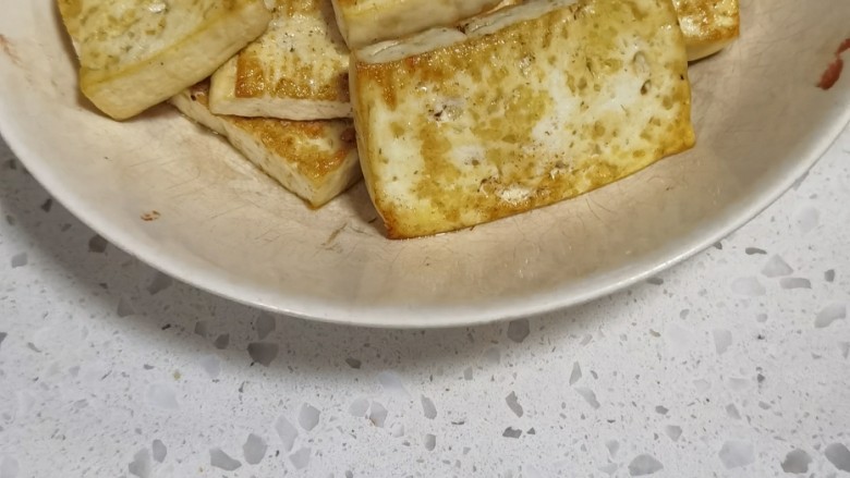 瑶柱烧豆腐,捞出来装在碗里备用