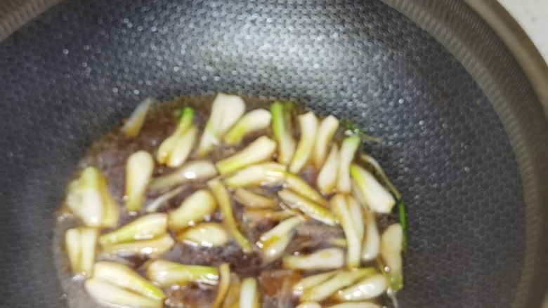 瑶柱烧豆腐,在锅里滚一会