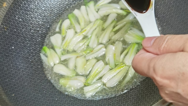 瑶柱烧豆腐,锅内放葱白，加一勺单<a style='color:red;display:inline-block;' href='/shicai/ 692'>酱油</a>，一勺<a style='color:red;display:inline-block;' href='/shicai/ 10653'>鲍鱼汁</a>