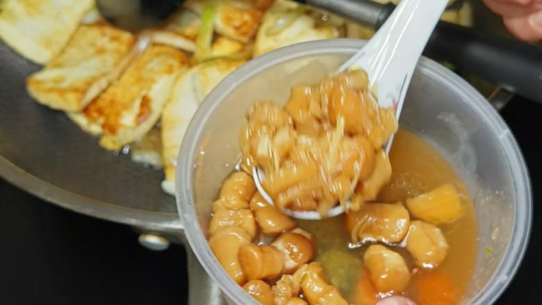 瑶柱烧豆腐,放入豆腐和瑶柱