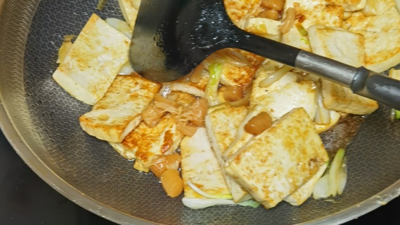 瑶柱烧豆腐,加一点水开大伙烧之入味，收汁后，再加一点<a style='color:red;display:inline-block;' href='/shicai/ 10588'>糖</a>吊鲜