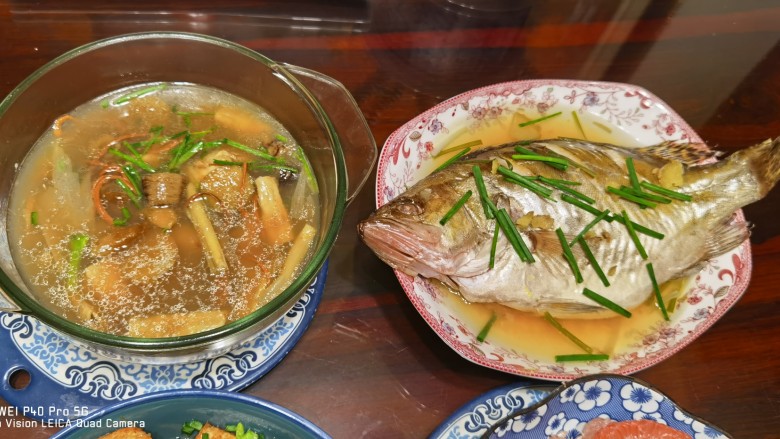 瑶柱烧豆腐,配上清蒸桂鱼，和昨天吃剩的老鸭扁尖海参汤