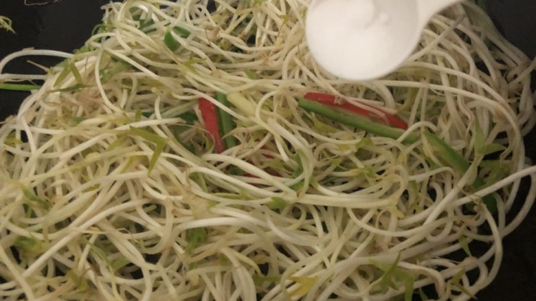 爆炒绿豆芽,加入盐