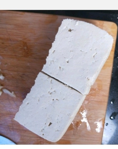 瑶柱烧豆腐,再把它切成一公分厚