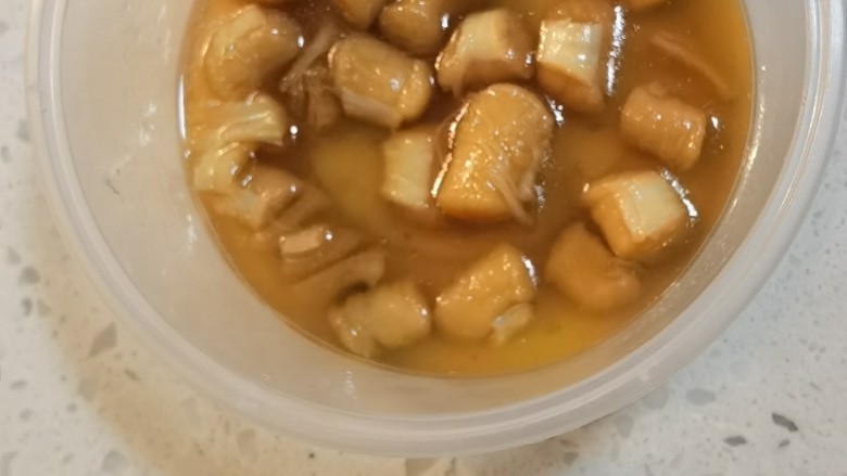 瑶柱烧豆腐,<a style='color:red;display:inline-block;' href='/shicai/ 197'>瑶柱</a>先放料酒浸泡，先放在锅里煮熟，装盘备用