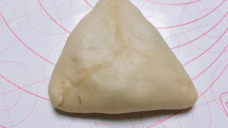 板栗饼,三角对折处,捏紧。