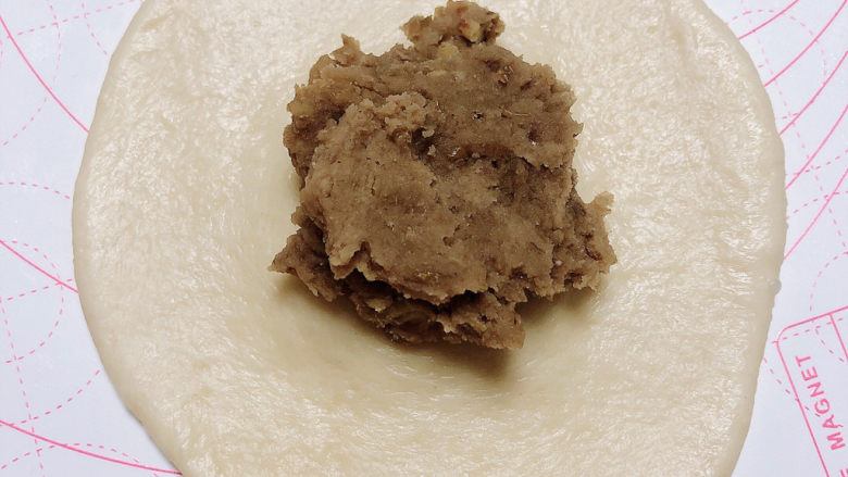 板栗饼,取一个小面团,用擀面杖擀成圆形。包入馅料。