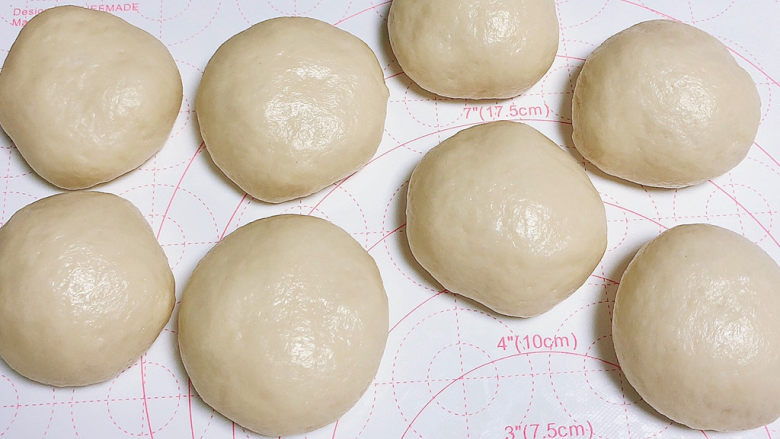 板栗饼,分成8个小面团,揉圆。