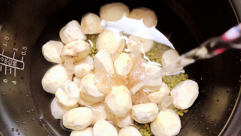 板栗饼,倒入水,选择豆键,压熟食物。
