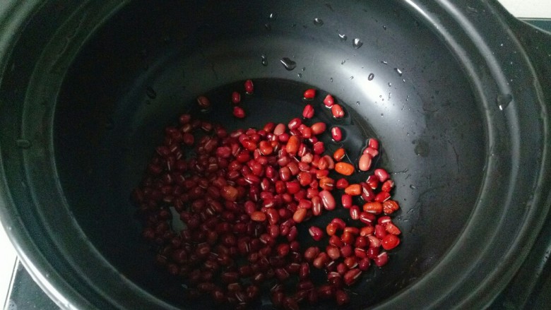 红豆小米粥,<a style='color:red;display:inline-block;' href='/shicai/ 3607'>红豆</a>淘洗干净,用水浸泡4个小时以上,放入砂锅中