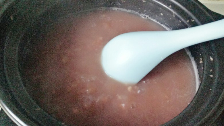 红豆小米粥,中小火继续熬煮25分钟,看到汤汁浓稠